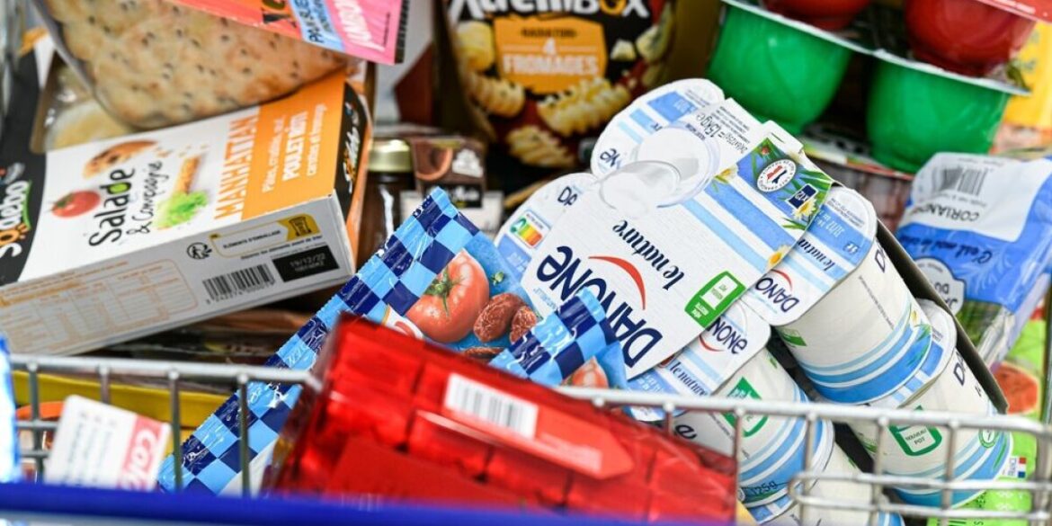 Which supermarket do French people prefer for food shopping?