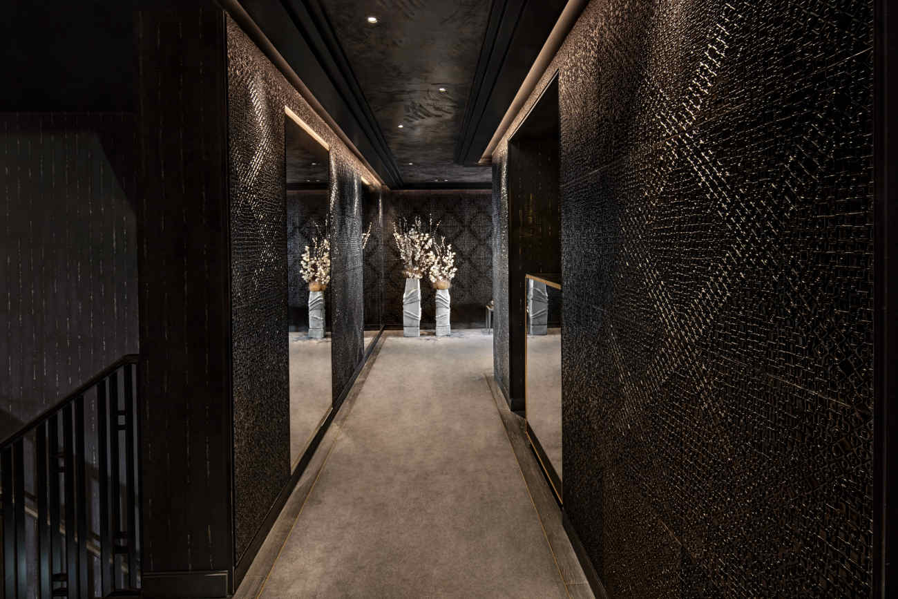 The restaurant's interior is subtle, letting the views and cuisine shine. (©Marie-Line Sina / Le Jules Verne)