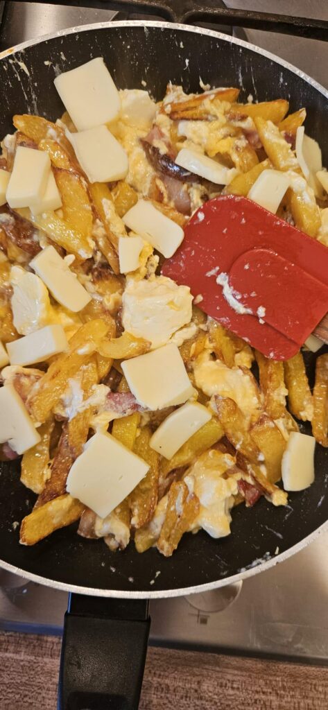 fries with cheese,eggs and pork