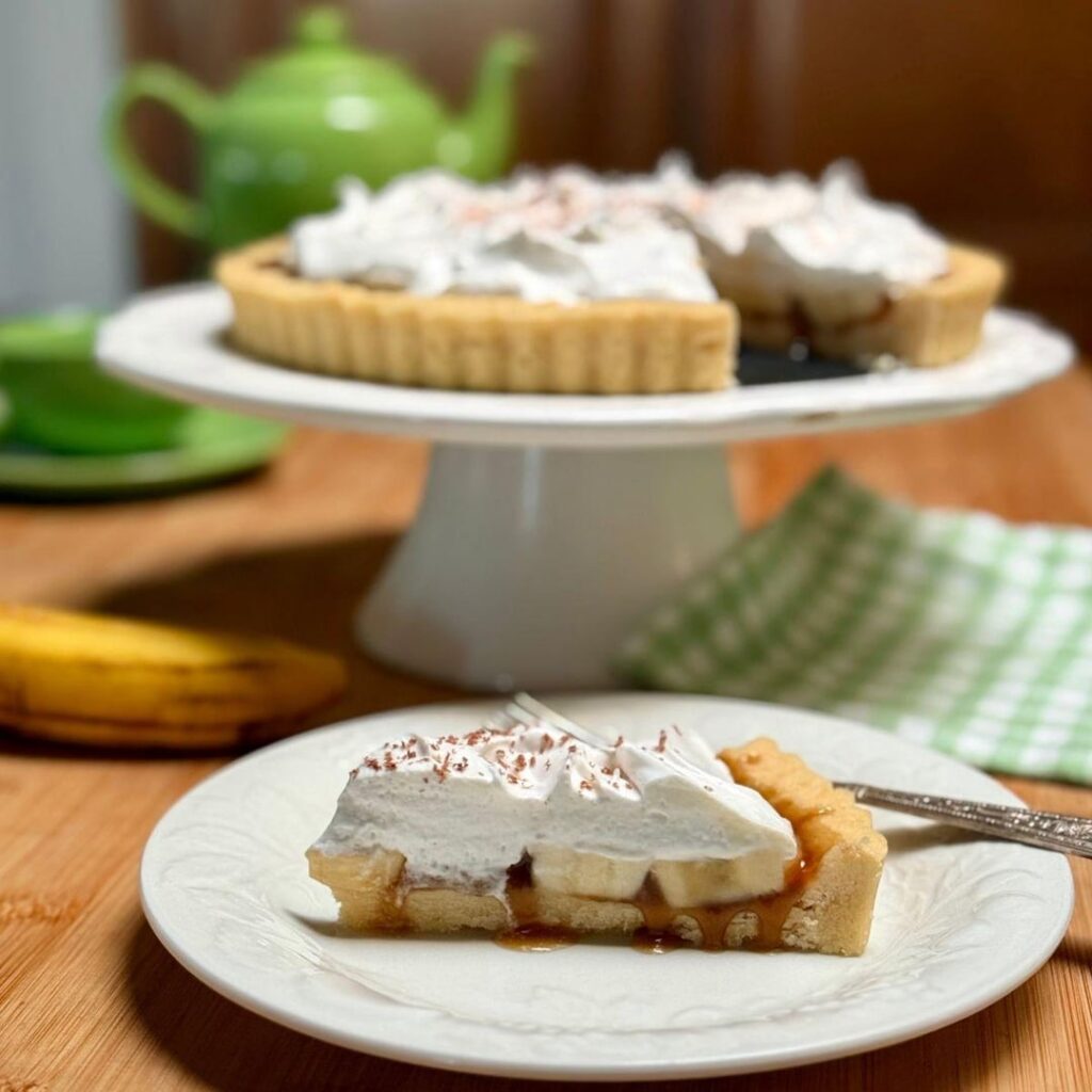 Vegan Banoffee Pie 🍌 with a buttery shortbread crust, homemade caramel sauce, bananas and whipped cream