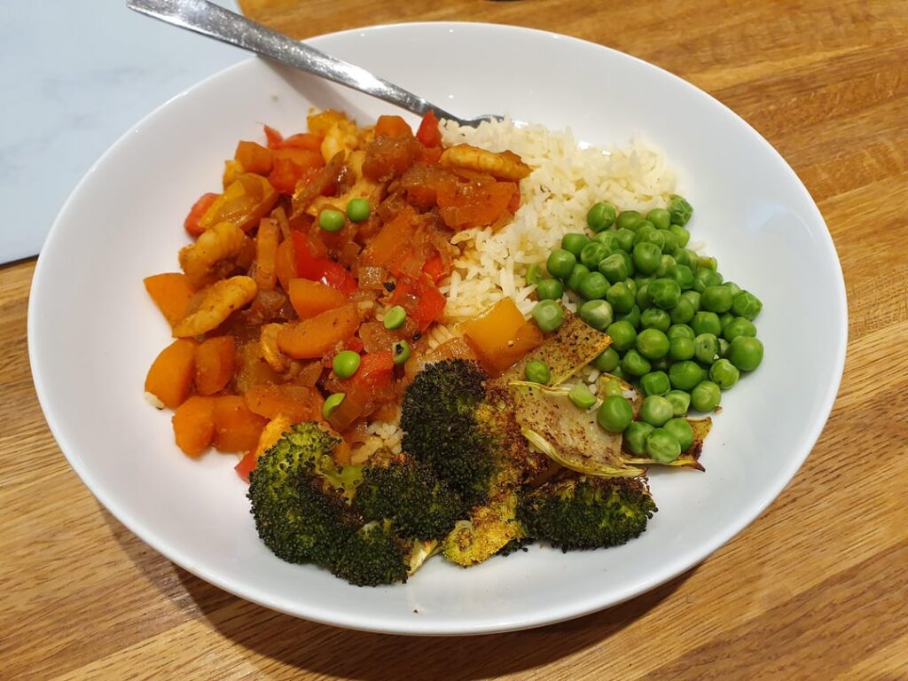 Prawn and veg stir fry with garlic rice and roasted broccoli (561 cal)