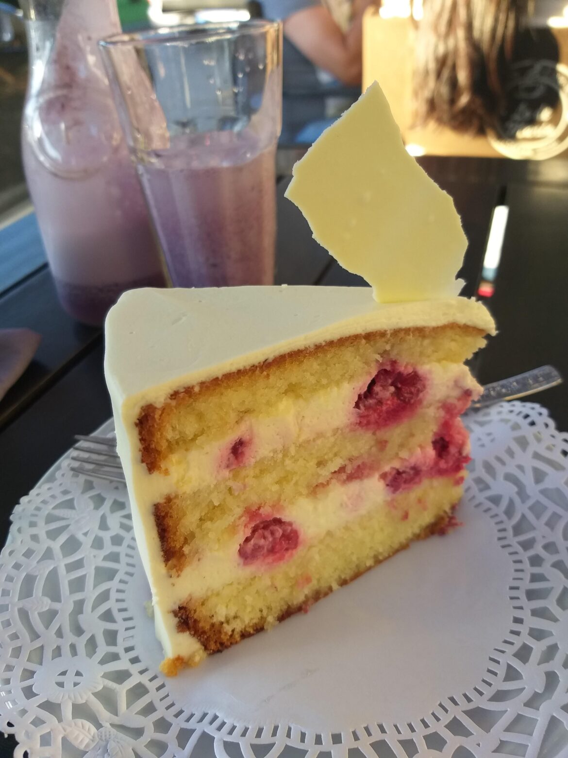 White chocolate with raspberries in vainilla sponge cake
