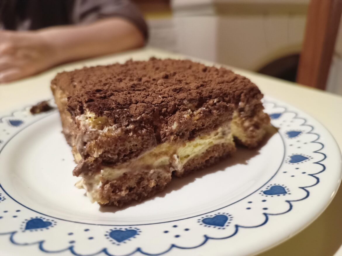 I made this dessert and I can't stop looking at it. What is your favorite dessert that always makes you smile? TIRAMISSU FOREVER❤️☕