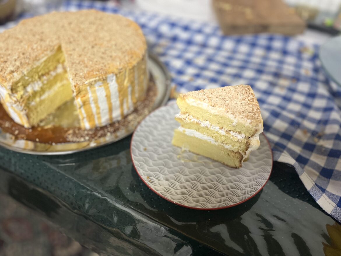 How to make the caramel stick to the cake ?