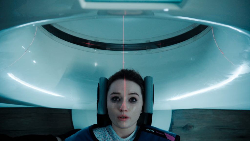 Apple Cider Vinegar Review — Another Run-of-the-Mill Scammer Story 5 Apple Cider Vinegar. Kaitlyn Dever as Belle in Apple Cider Vinegar. Cr. Courtesy of Netflix © 2024