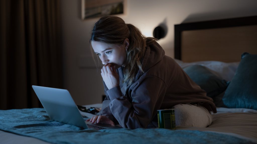 Apple Cider Vinegar Review — Another Run-of-the-Mill Scammer Story 2 Apple Cider Vinegar. Kaitlyn Dever as Belle in Apple Cider Vinegar. Cr. Courtesy of Netflix © 2024