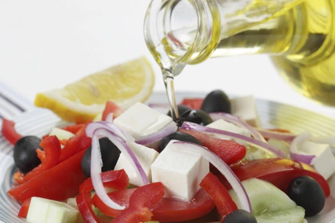 A spoonful of olive oil a day lowers risk of death from dementia, study suggests
