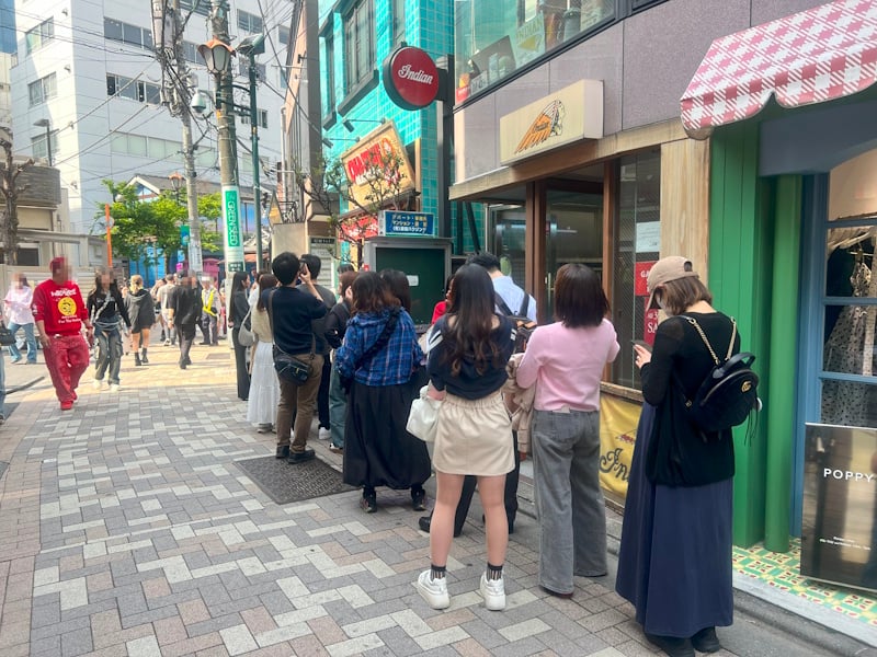 A sizable line formed outside of the Cold Stone Creamery in Harajuku, Tokyo as people came to take advantage of its final days in business. (Picture: Unseen Japan)