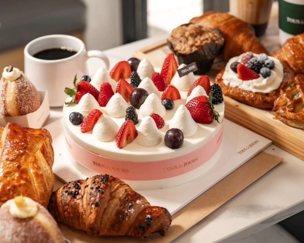 Tous les Jours, a French-Asian bakery café, features about 300 artisan pastries, gourmet cakes and desserts plus a variety of coffees, teas and blended beverages. (Courtesy of Tous les Jours)