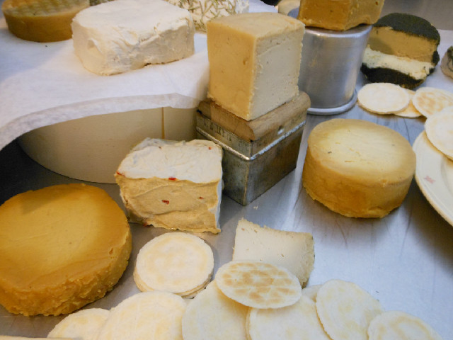 VegNews.veganfrenchcheese.Vromage