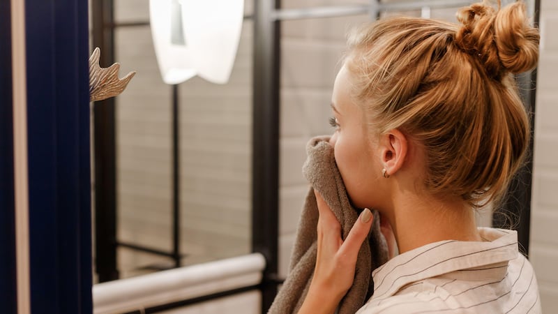 What happens to your skin if you go to sleep without washing off the day