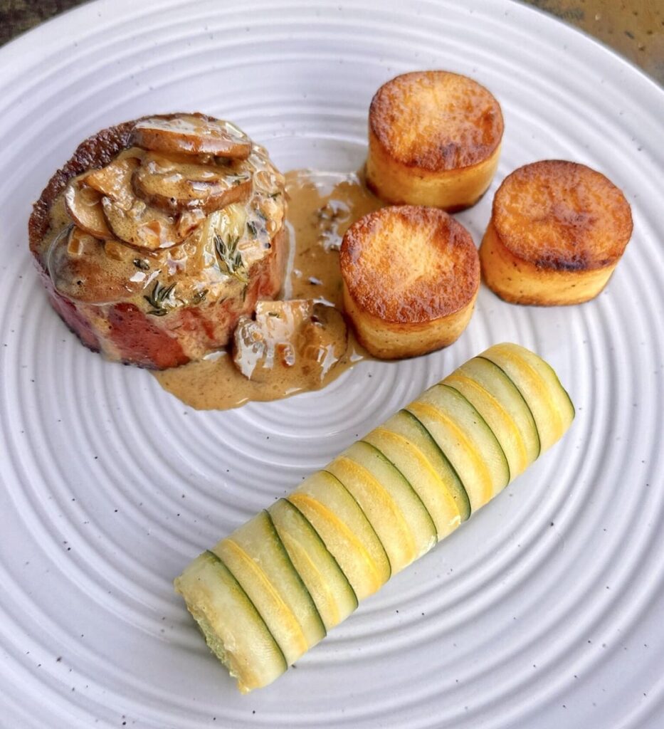 Steak (V), Potatoes, Zucchini, Peas