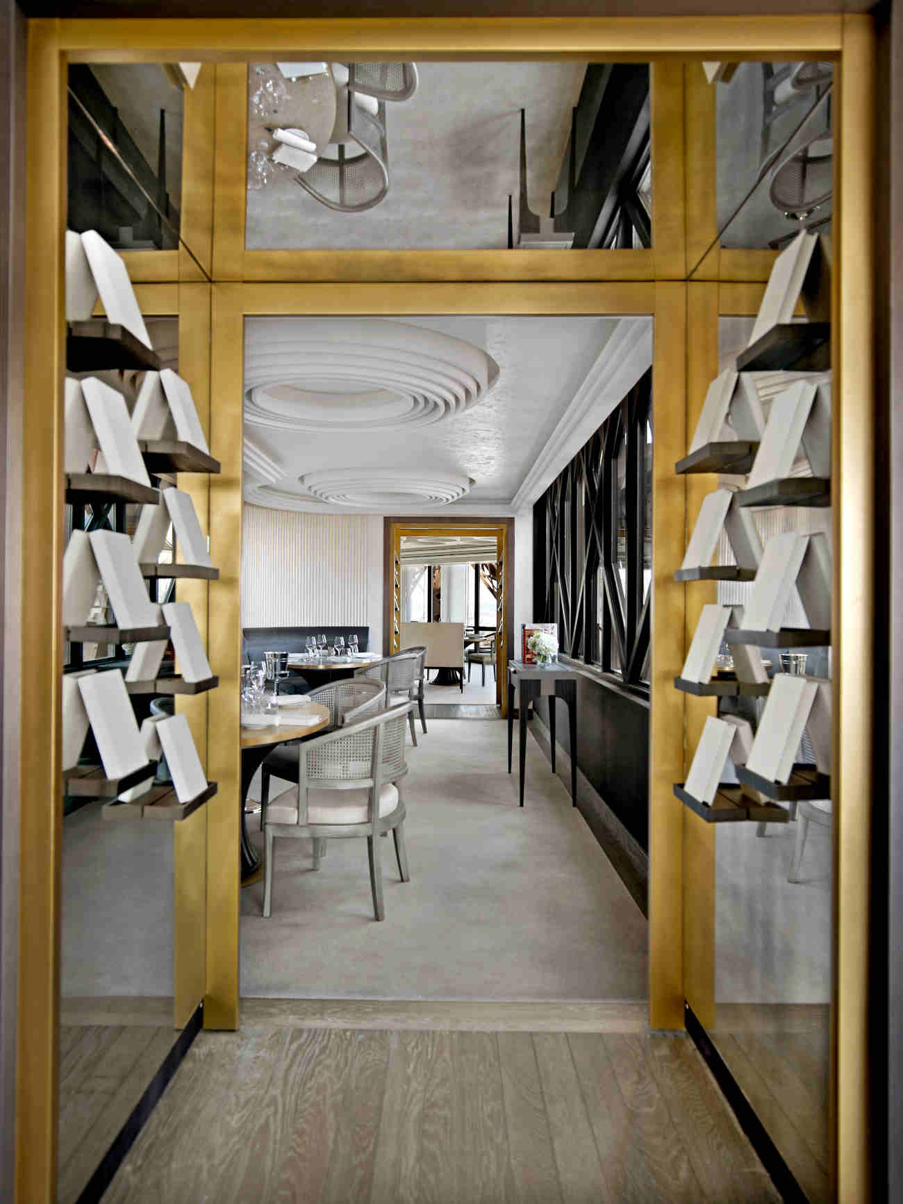 Dining room decor nods to the structure's engineering. (©Marie-Line Sila / Le Jules Verne)