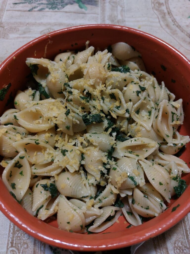 Pasta con ortiche e scorza di limone.