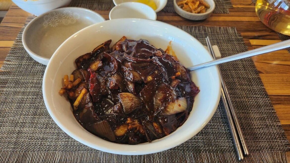 I had 짜장면 whats the best food to go well with this? Except reddish