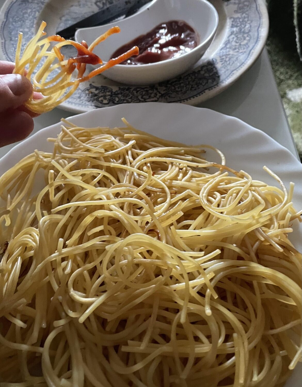 Dried spaghetti with ketchup