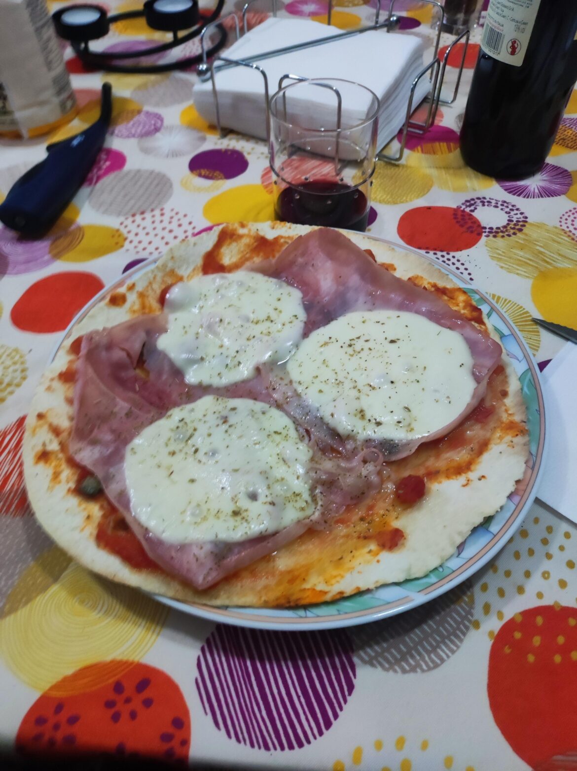 "Piadapizza" prosciutto pomodoro e mozzarella: Italian piadina served open and garnished like a pizza with tomato sauce ham and cheese