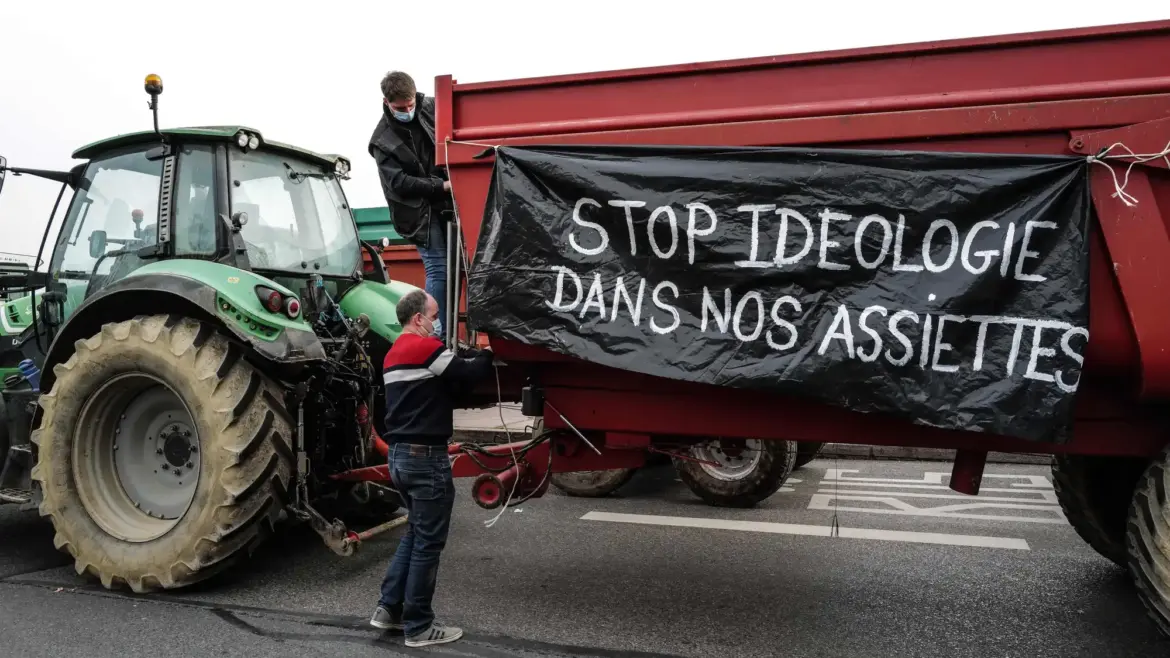 Farmers protested the meat ban with a banner reading "Stop ideology in our plates."