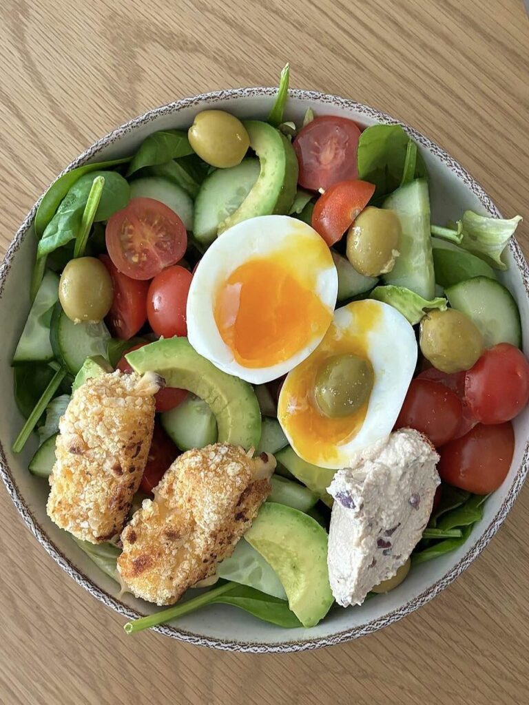 [OC] Salad with soft boiled egg, avocado, olives, crispy chicken and hummus