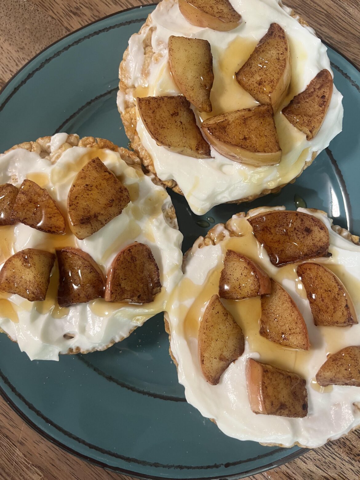 Apple pie rice cakes for breakfast 330 cal
