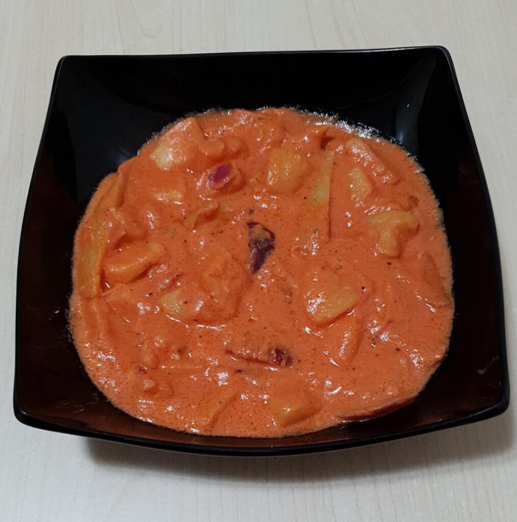 Potatoes, shallots and bell peppers in a creamy pasta sauce (plain Passata, olive oil, butter, minced garlic, cream, sea salt, 4 Seasons pepper).