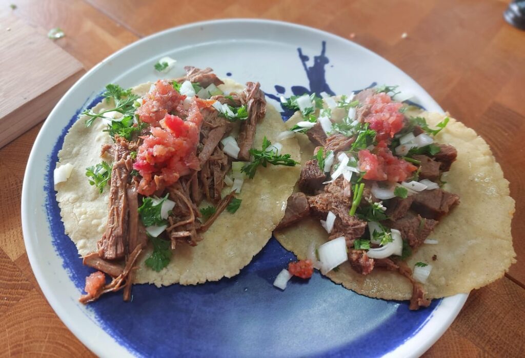Tacos de deshebrada y lengua
