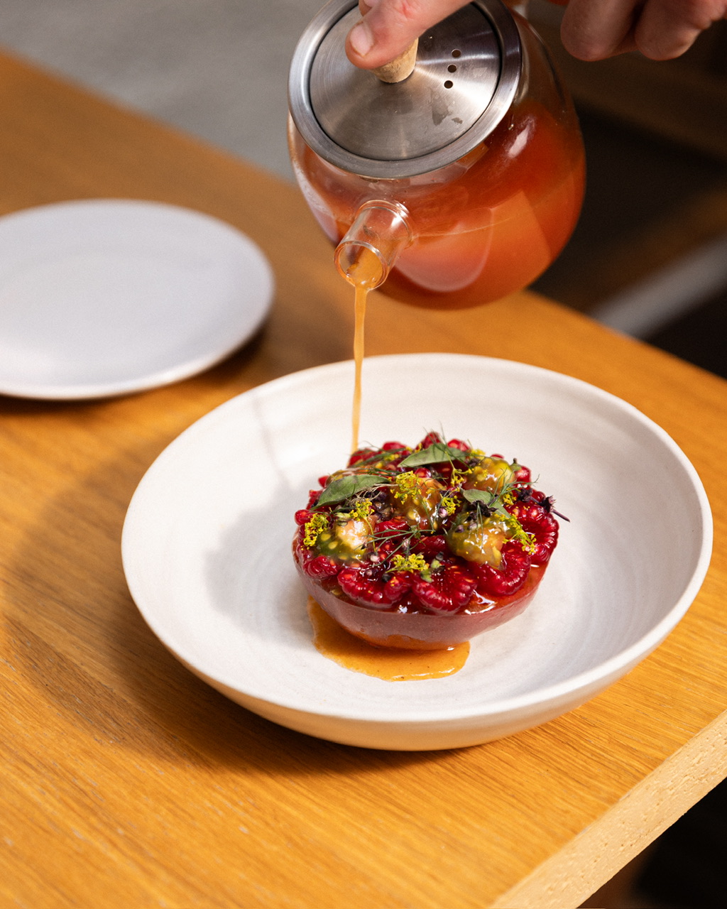 A raspberry dessert at Cédrat restaurant in Marseille. © Bureau Apo