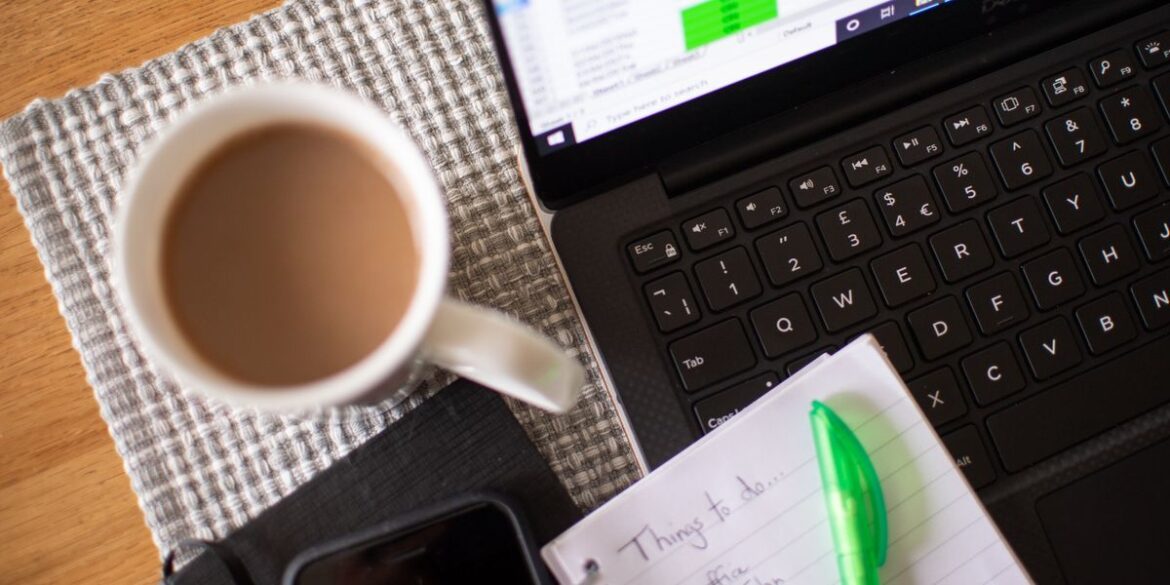 Here's why eating lunch at your desk in France is banned