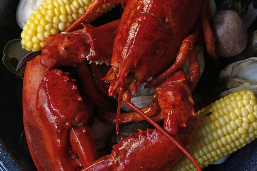 group-dining-family-style-philadelphia-lobster