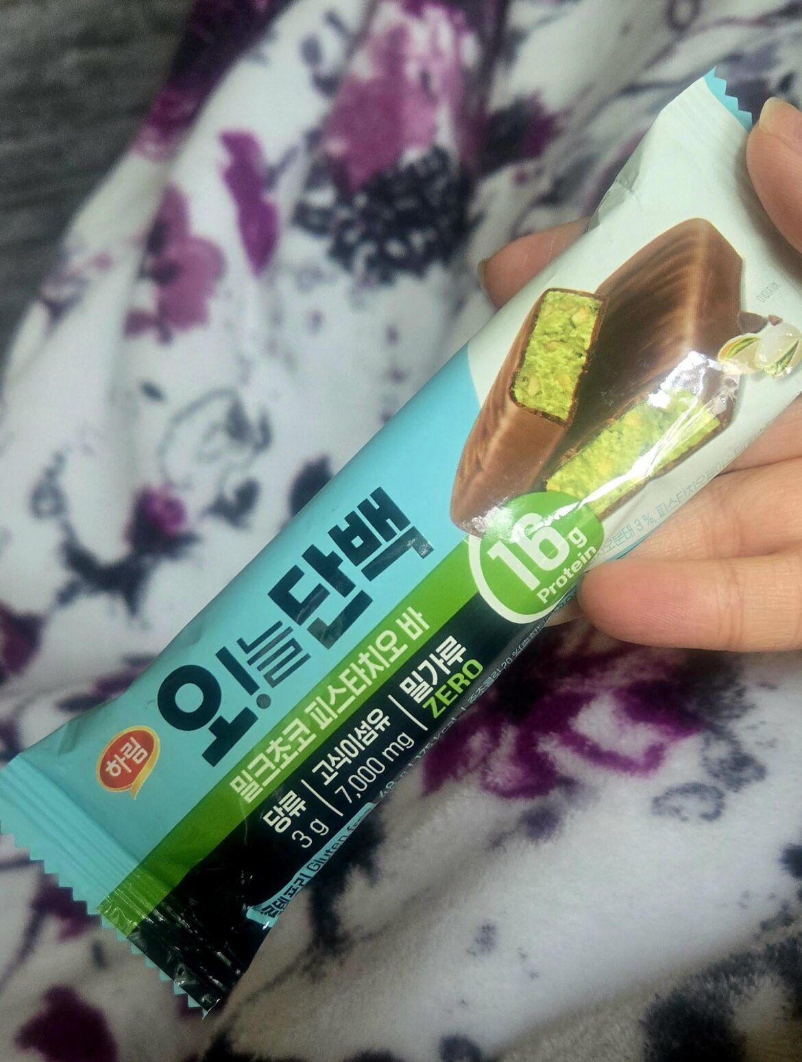 Pistachio chocolate protein bars