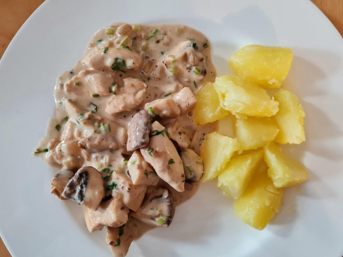 Sliced chicken breast in the style of "Züricher Geschnetzeltes ... Sliced chicken breast in the style of "Züricher Geschnetzeltes ...
