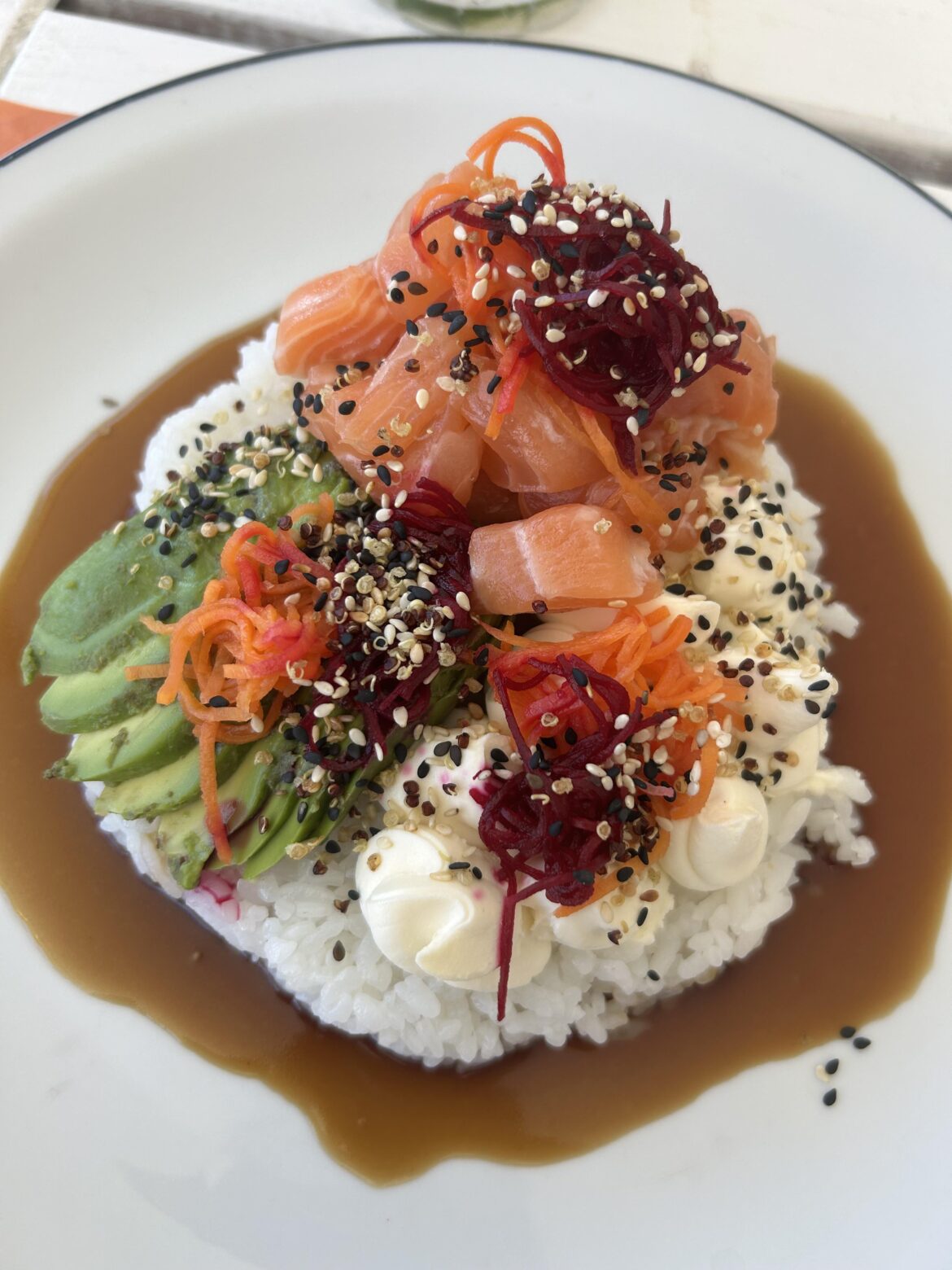 [OC] salmón salad with avocado, rice, cream cheese with beetroot and carrot pickles, sweet Asian sauce.