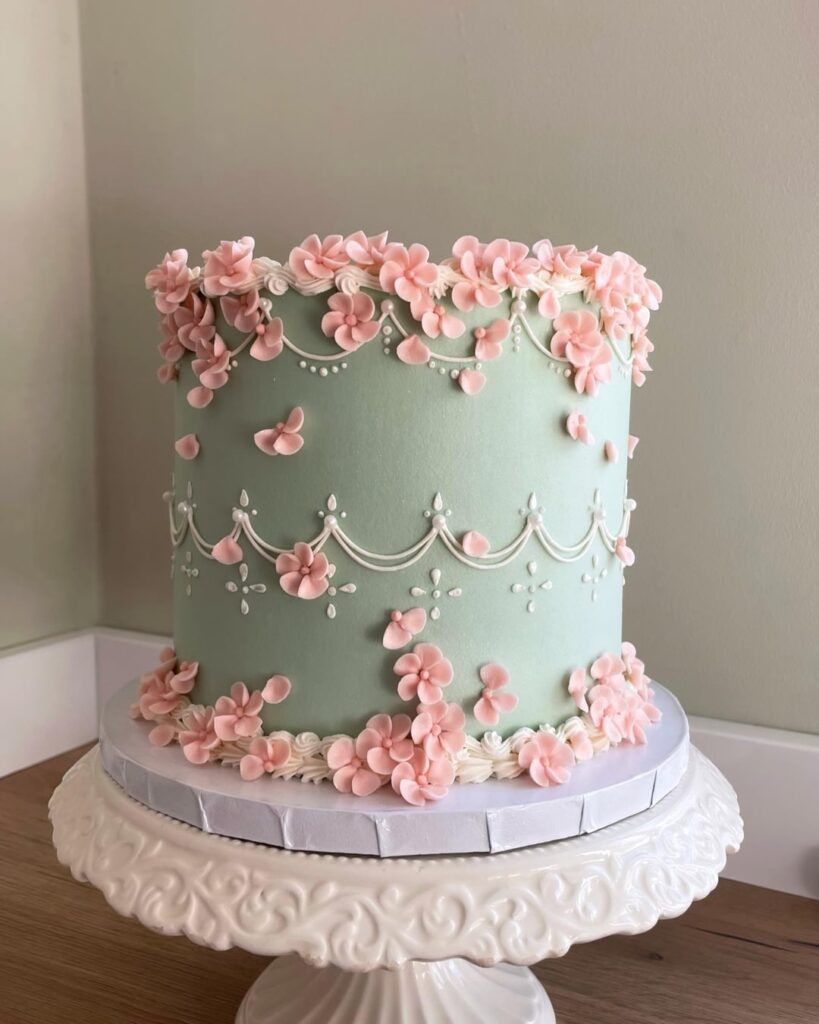 Princess cake with buttercream, hand-piped blossoms ⚜️
