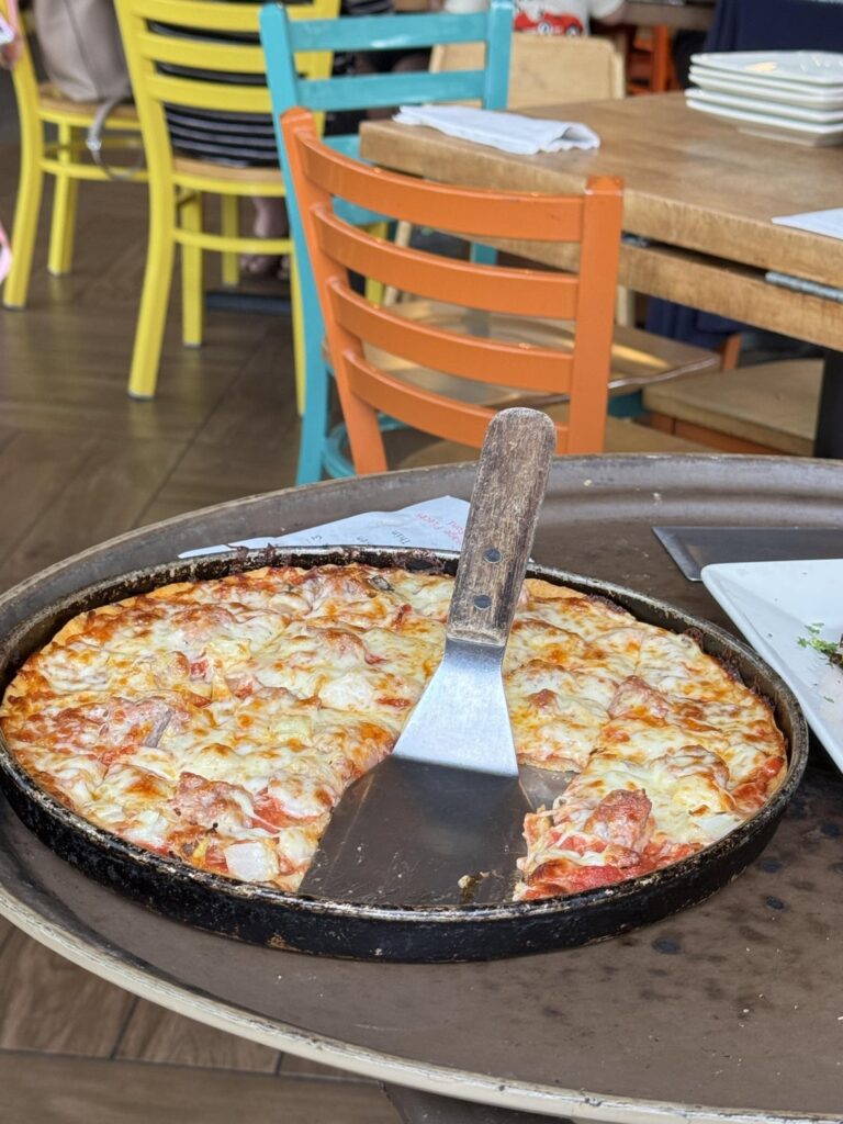 Lou Malnati's thin crust is my favorite thin crust in the city.