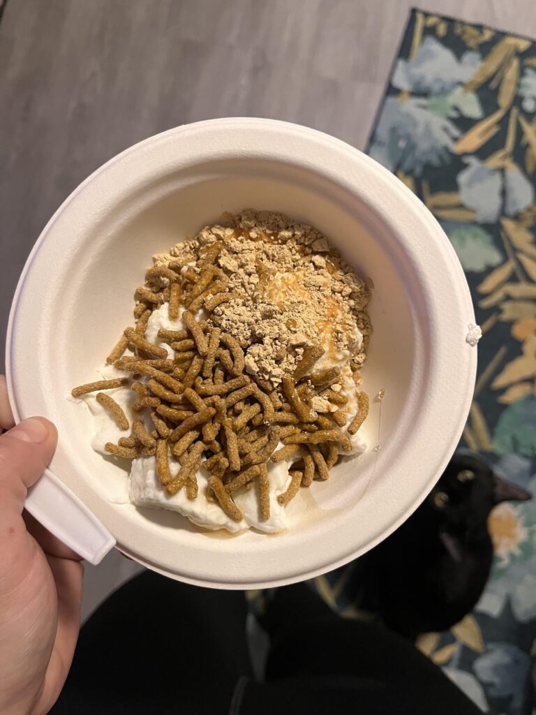 My favorite quick breakfast (140kCal, 8g fiber, 20g protein)