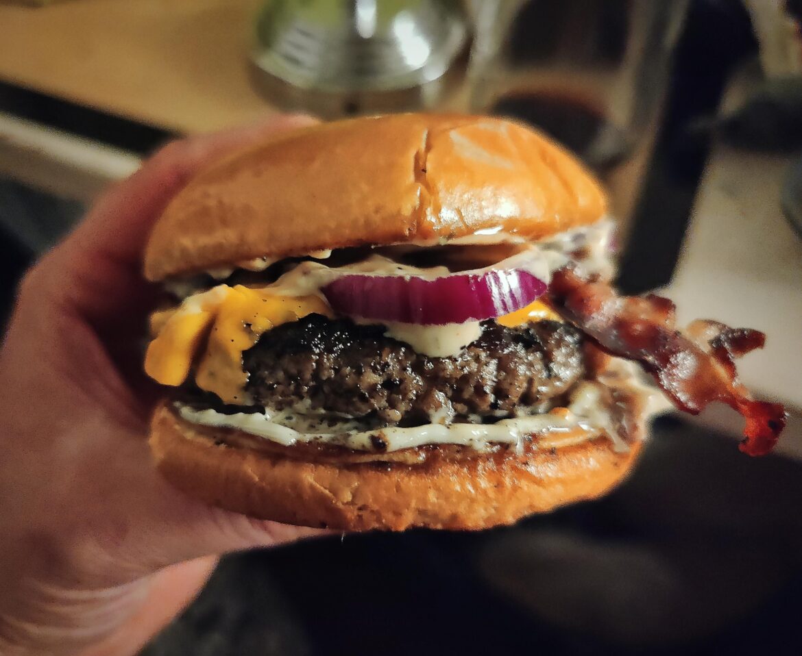 The bacon is about to escape! You have 1 second to catch it!!