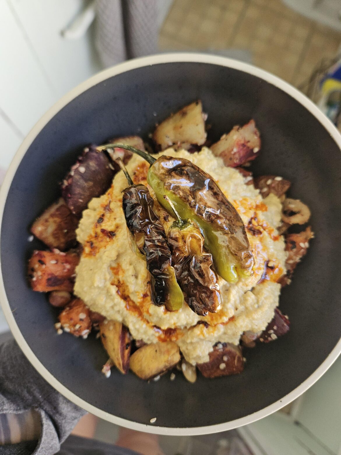 Roasted root veg bowl w. Shishito + tahini cashew sauce