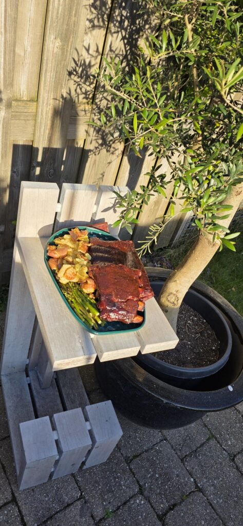 Spareribs, smashed potatoes, smashed garlic and green asparagus