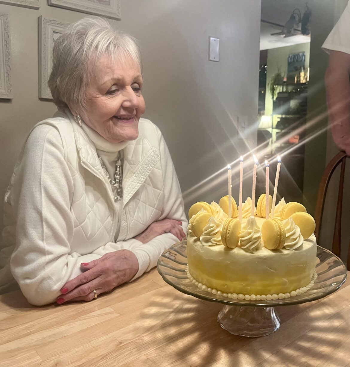 A macaron-topped birthday cake for my lovely Grandma 💖