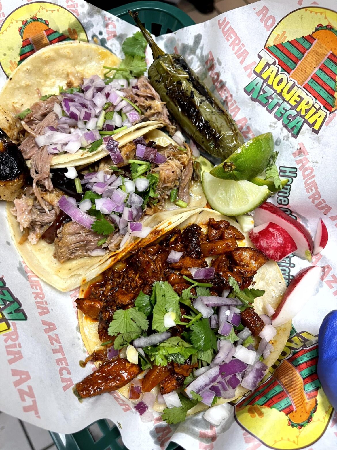 Dos de carnitas y una de pastor.