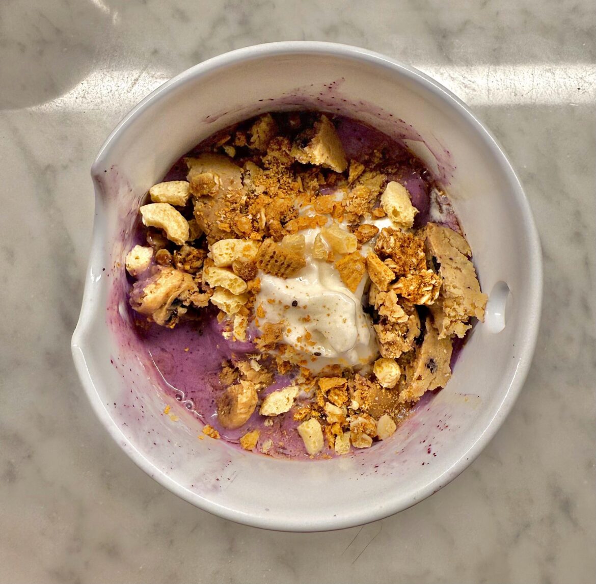 260 cal lemon blueberry smoothie bowl