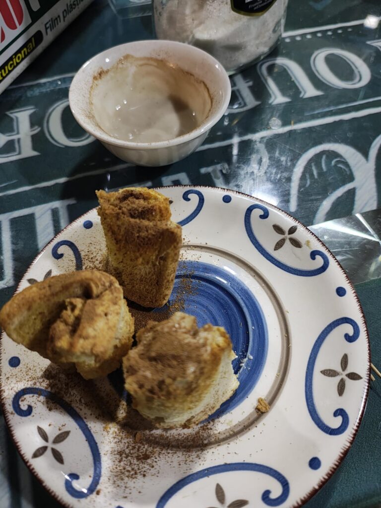 Low calorie Cinnamon Roll toast (148 cal, including the vainilla "frostin") [There is supposed to be 4, but I ate one xD]