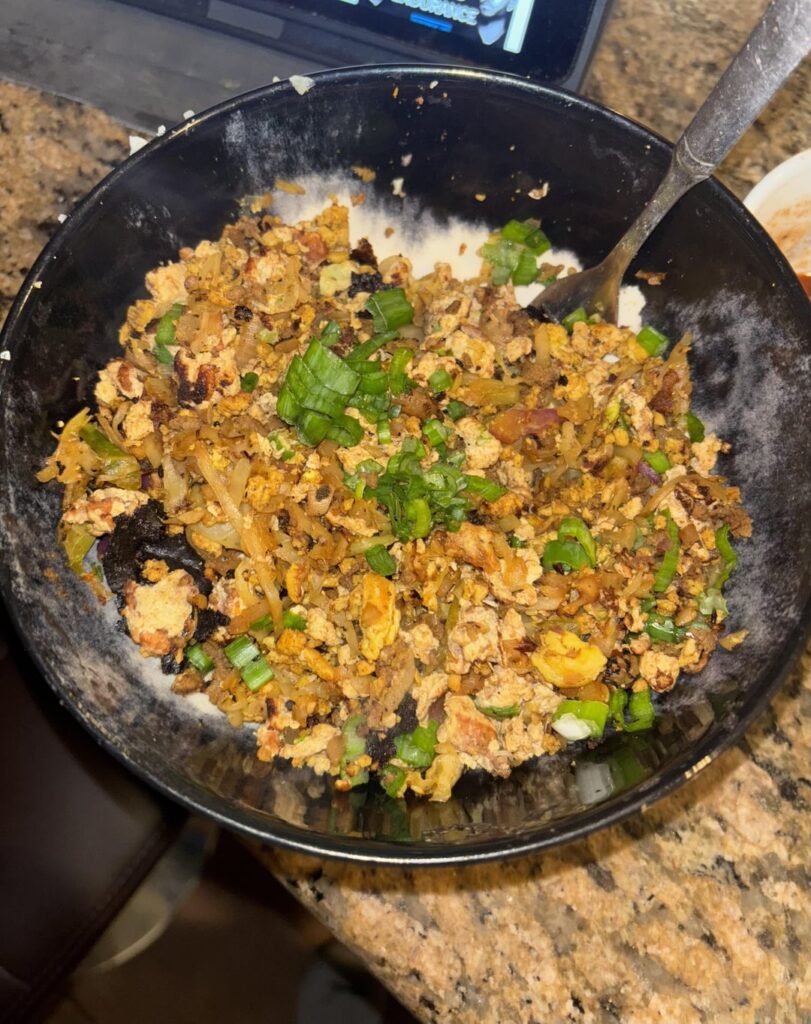 Not knowing what i wanted for dinner led to this massive bowl of ~300cals & 50g of protein! Not knowing what i wanted for dinner led to this massive bowl of ~300cals & 50g of protein!