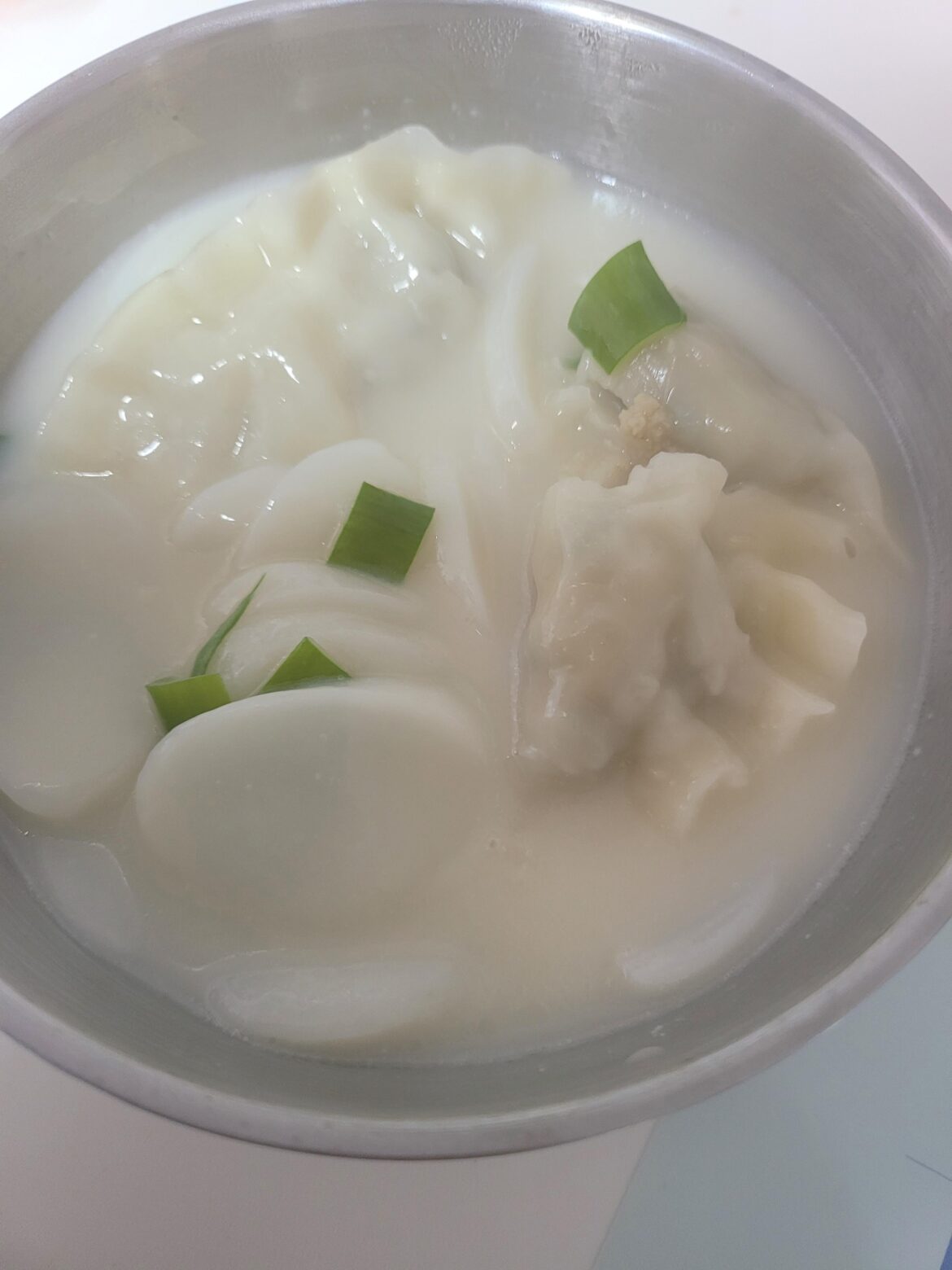 Made tteok-mandu-guk for my daughter — she was all smiles!