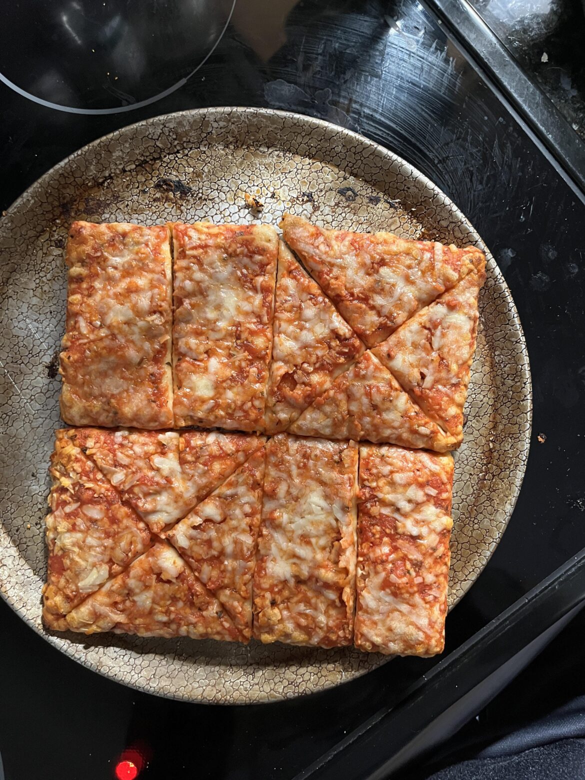 The way my friend cut this pizza😭😭😭