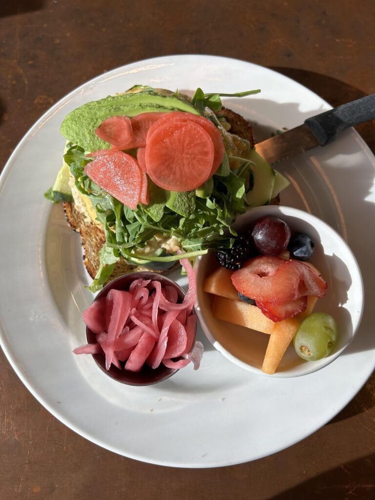 how many cals in this tuna salad sandwich?