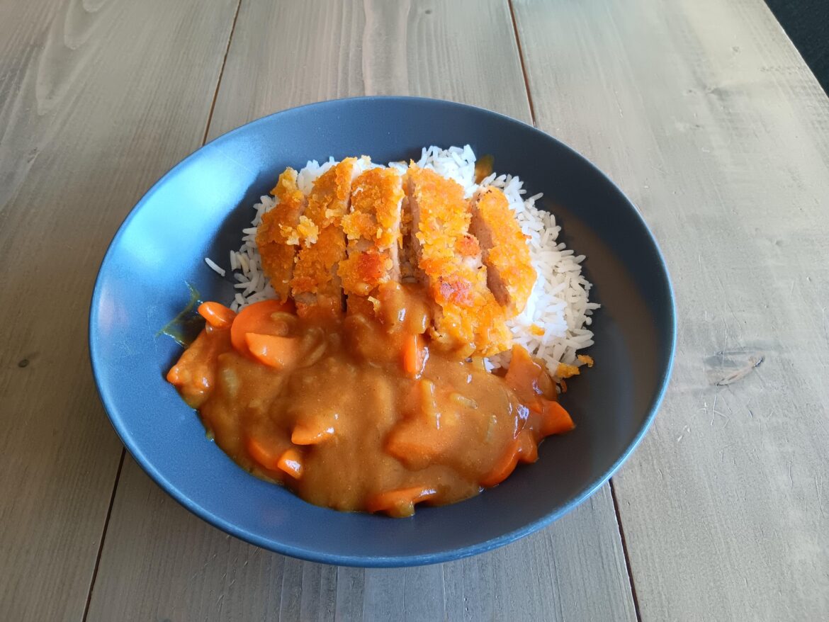 Rice, golden curry and crispy chicken