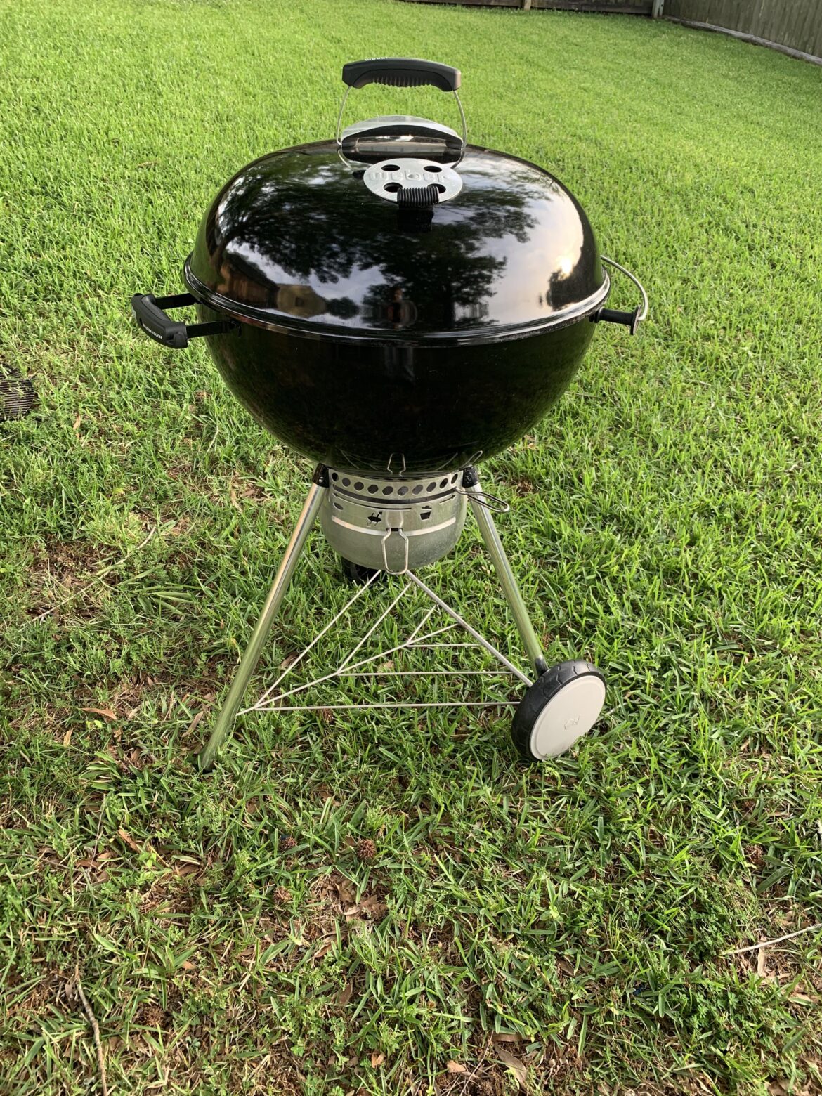 FB Marketplace steal and a few hours of elbow grease later, proud new owner of 22” Mastertouch Kettle!