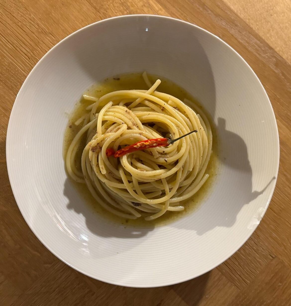 Spaghetti, oil, chili and anchovies