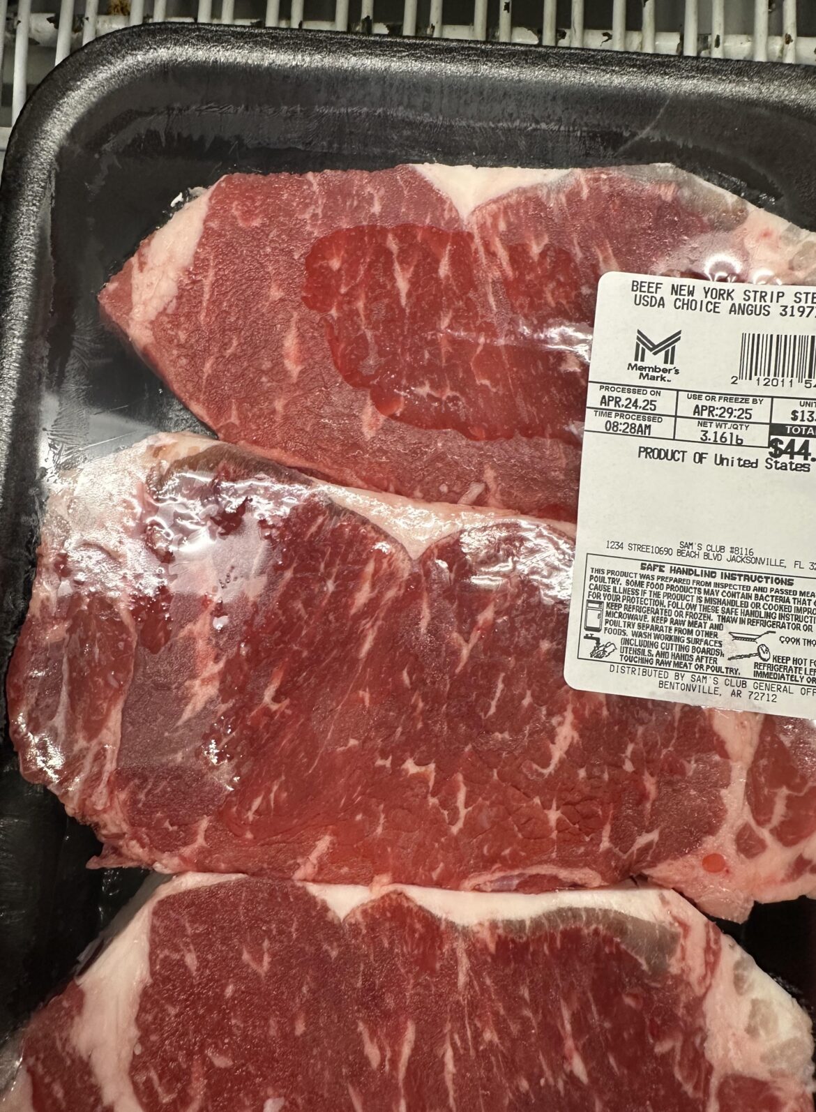 Who in the hell is cutting steaks at Sam’s club? Lmao, got Stevie wonder trimming NY strips. Costco FTW!!